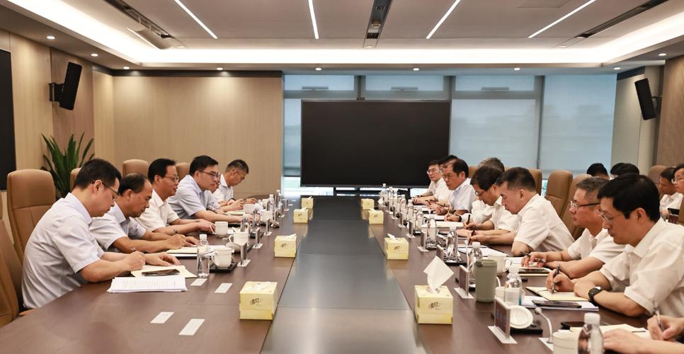 王璐 摄刘盛辉详细听取了燃料产业关于煤炭供应链管控,阳光采购及